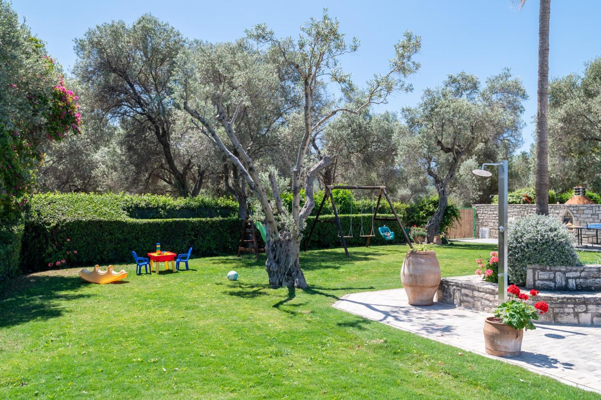 Villa Elisabeth Perama  Exterior photo